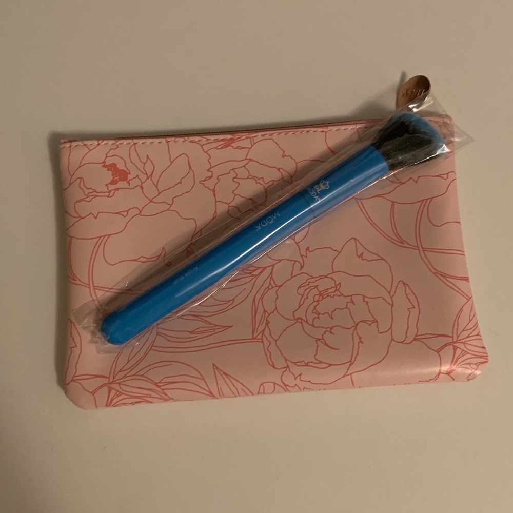 MODA Angle Brush (+ FREE Makeup Bag)